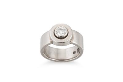 Lot 385 - A DIAMOND RING, the brilliant cut diamond...