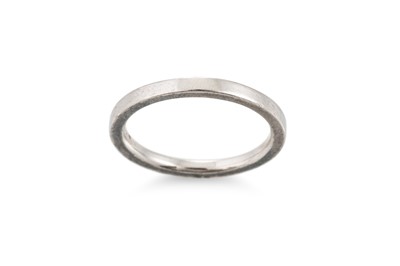 Lot 386 - A PALLADIUM BAND RING, by James Mary Kelly,...