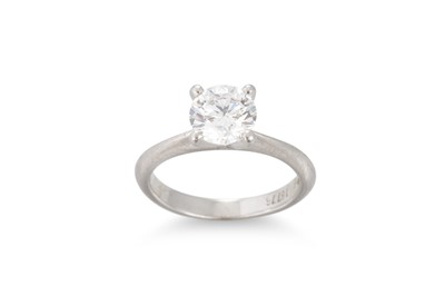 Lot 304 - A DIAMOND SOLITAIRE RING, the round brilliant...