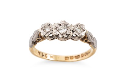 Lot 374 - A VINTAGE DIAMOND THREE STONE RING, the...