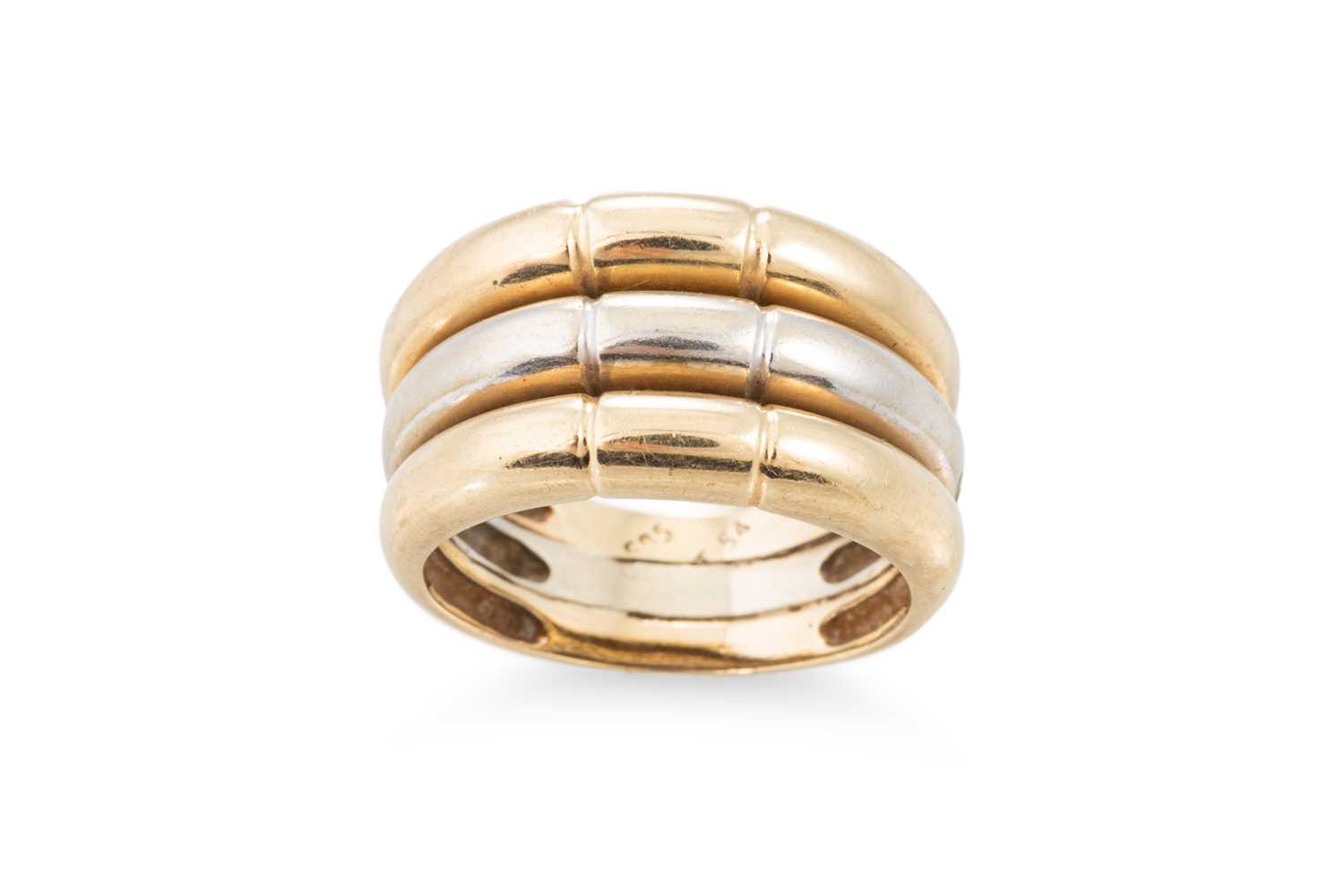 Lot 5 - A TWO COLOUR GOLD RING, in 14ct gold, size M,