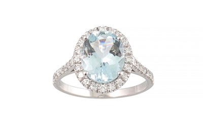 Lot 347 - AN AQUAMARINE AND DIAMOND CLUSTER RING, the...