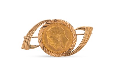 Lot 8 - A GEORGE V HALF GOLD SOVEREIGN ENGLISH COIN,...