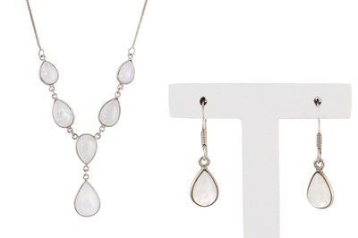 Lot 15 - A RAINBOW LABRADORITE NECKLACE, in silver with...