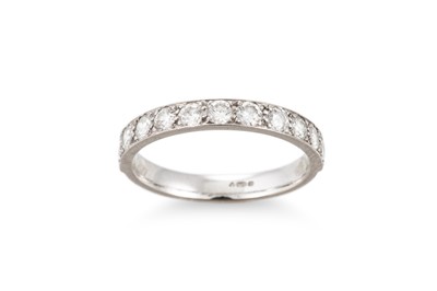 Lot 324 - A DIAMOND HALF ETERNITY BAND RING, the round...