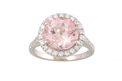 Lot 349 - A DIAMOND AND MORGANITE CLUSTER RING, the...