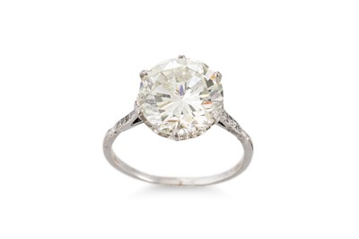 Lot 378 - A FINE QUALITY SOLITAIRE DIAMOND RING, the...