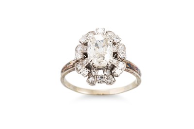 Lot 387 - A DIAMOND SET CLUSTER RING, the central old...