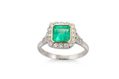 Lot 388 - AN EMERALD AND DIAMOND CLUSTER RING, the...