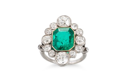 Lot 389 - A FINE QUALITY EMERALD AND DIAMOND CLUSTER...