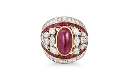 Lot 390 - A RUBY AND DIAMOND SET BOMBÉ RING, the central...