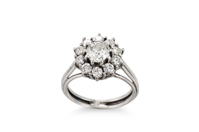 Lot 391 - A DIAMOND CLUSTER RING, the central old cut...