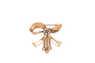 Lot 171 - A 1940'S GOLD PLATED BROOCH, paste set,...