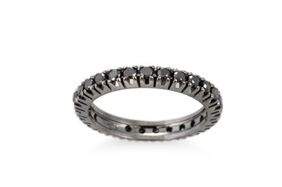 Lot 152 - A BLACK DIAMOND FULL BANDED ETERNITY RING,...