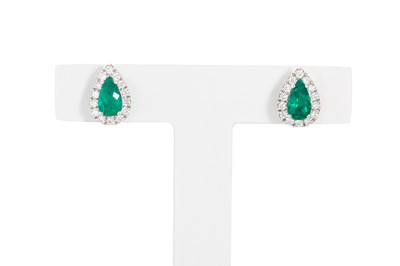 Lot 162 - A PAIR OF EMERALD AND DIAMOND STUD EARRINGS,...