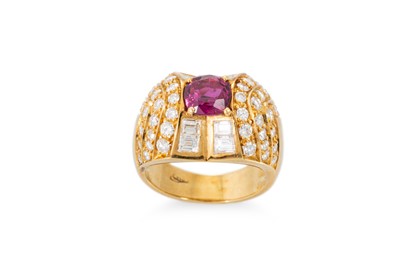 Lot 163 - A RUBY AND DIAMOND SET BOMBÉ RING, the central...