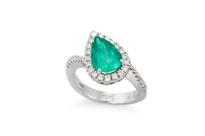 Lot 220 - AN EMERALD AND DIAMOND CLUSTER RING, the pear...