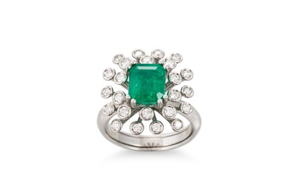 Lot 221 - AN EMERALD AND DIAMOND CLUSTER RING, the...