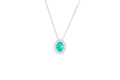 Lot 223 - AN EMERALD AND DIAMOND CLUSTER PENDANT, the...