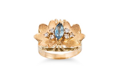 Lot 248 - A RETRO STYLE AQUAMARINE AND DIAMOND RING, the...
