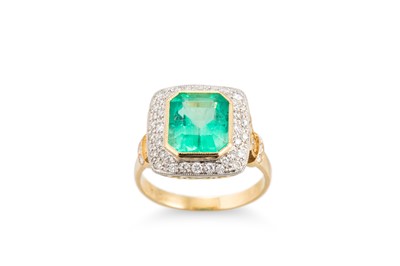 Lot 275 - AN EMERALD AND DIAMOND CLUSTER RING, the...