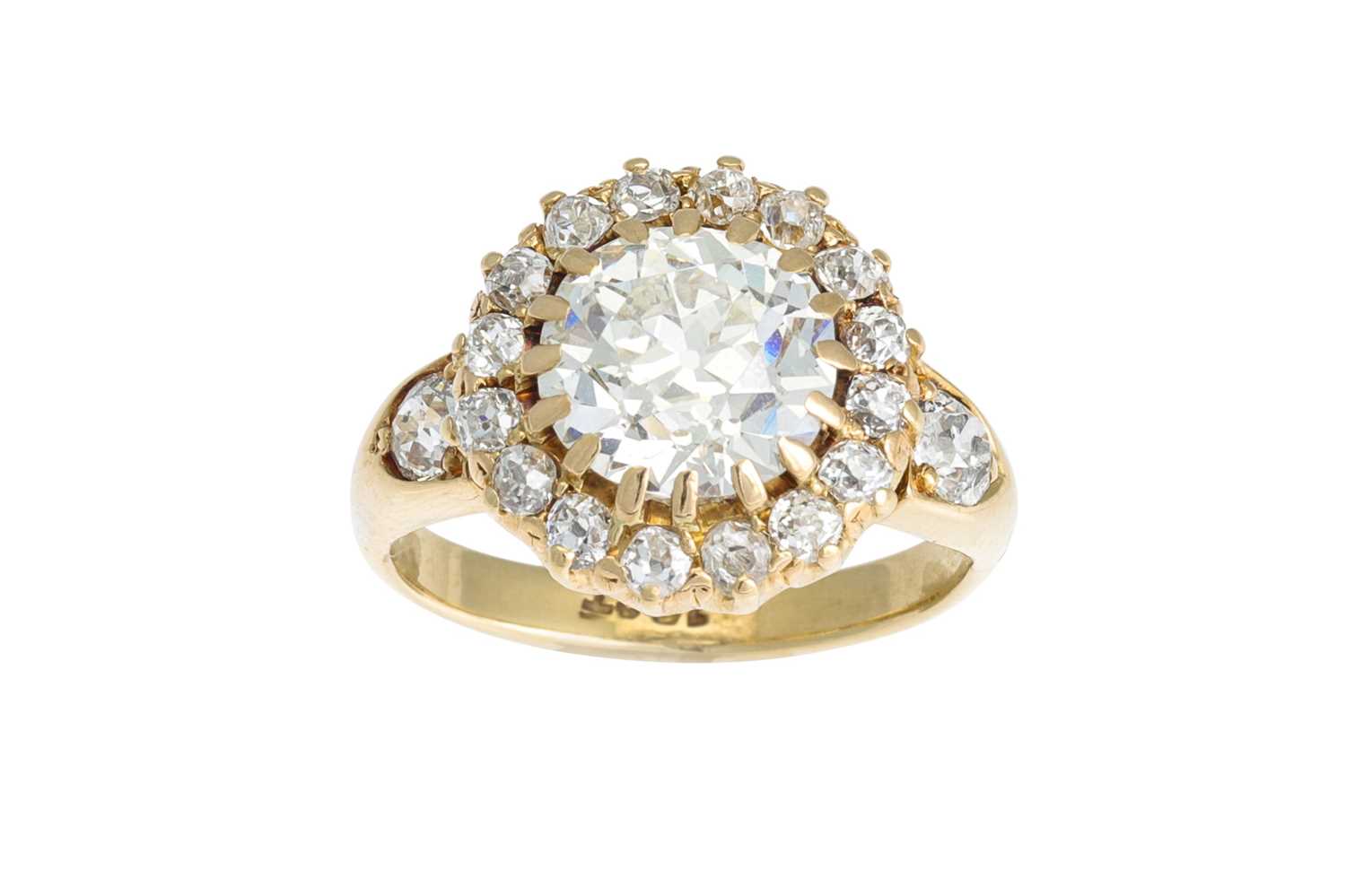 Lot 44 - AN ANTIQUE DIAMOND CLUSTER RING, the centre...