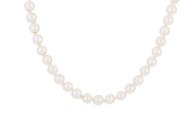 Lot 180 - A STRING OF CULTURED PEARLS, to a 9ct yellow...