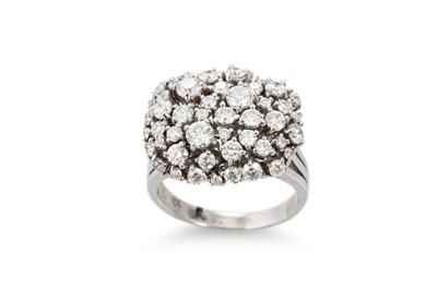 Lot 301 - A DIAMOND CLUSTER RING, the brilliant cut...