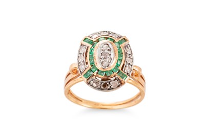 Lot 180 - AN ANTIQUE EMERALD AND DIAMOND RING, of plaque...