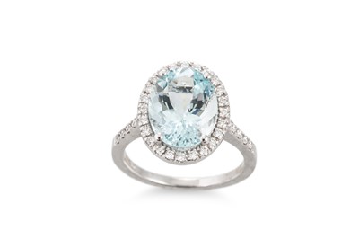 Lot 183 - AN AQUAMARINE AND DIAMOND CLUSTER RING, the...