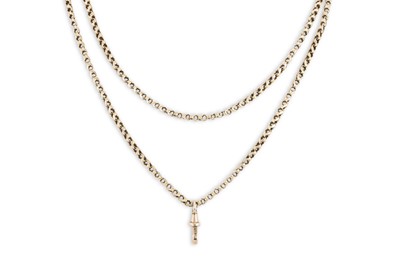 Lot 27 - AN ANTIQUE YELLOW GOLD MUFF CHAIN, the shaped...