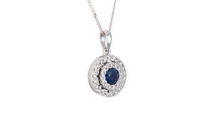 Lot 47 - A SAPPHIRE AND DIAMOND SET CLUSTER PENDANT,...