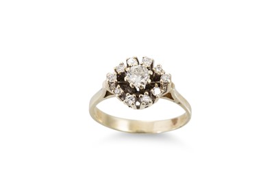 Lot 51 - A DIAMOND SET CLUSTER RING, the central round...
