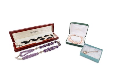 Lot 170 - AN INTERESTING COLLECTION OF COSTUME JEWELLERY,...