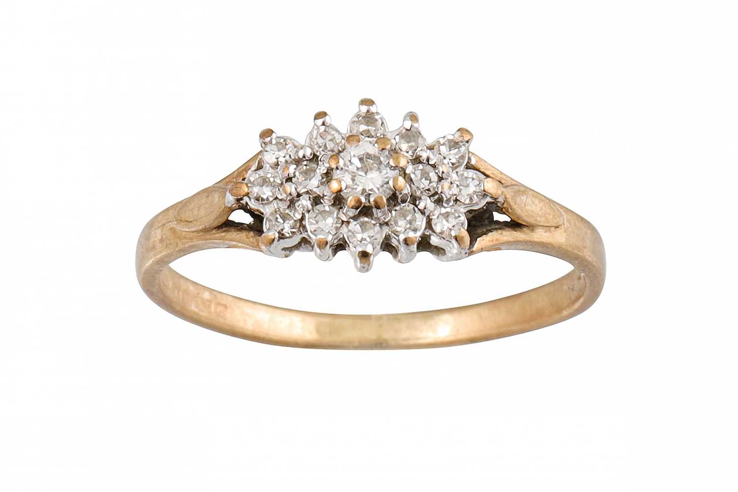 Lot 257 - A DIAMOND CLUSTER RING, mounted in 9ct yellow...