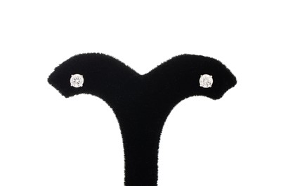 Lot 336 - A PAIR OF DIAMOND STUD EARRINGS, the brilliant...