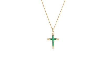 Lot 258 - AN EMERALD AND DIAMOND CROSS, mounted in 14ct...