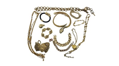 Lot 57 - A COLLECTION OF VINTAGE GOLD TONED JEWELLERY,...