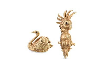 Lot 66 - TWO VINTAGE 1970'S DESIGN 14CT GOLD BROOCHES,...
