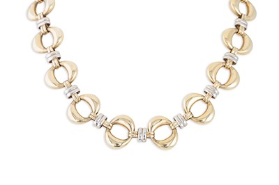 Lot 247 - A 9CT TWO TONE NECKLACE, the large oval links...