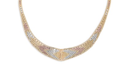 Lot 250 - A TRI-COLOUR 9CT GOLD FLAT COLLERETTE, approx...