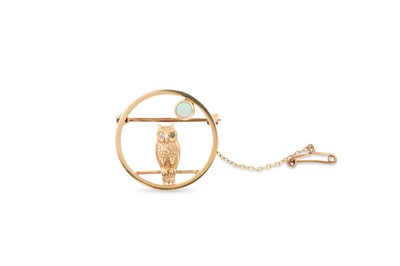 Lot 337 - A 9CT GOLD BROOCH, depicting an owl with...