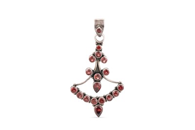 Lot 165 - A USA SILVER GARNET SET PENDANT