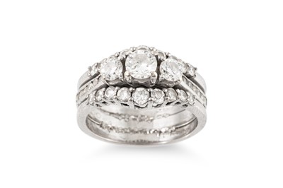 Lot 9 - A DIAMOND DRESS RING, the central graduated...