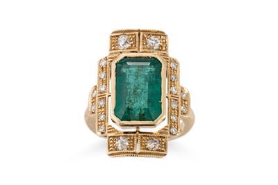 Lot 188 - AN EMERALD AND DIAMOND RING, plaque design,...
