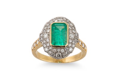 Lot 190 - AN EMERALD AND DIAMOND RING, the rectangular...