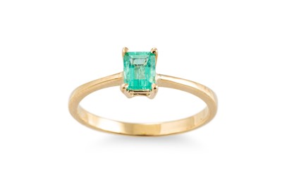 Lot 207 - AN EMERALD SINGLE STONE RING, the rectangular...