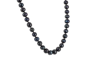 Lot 373 - A SET OF BLACK PEARLESCENT BEADS, to a 14ct...