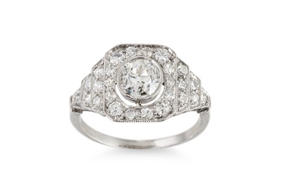 Lot 358 - AN ART DECO DIAMOND CLUSTER RING, the centre...