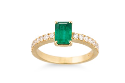 Lot 181 - AN EMERALD AND DIAMOND SET RING, the central...